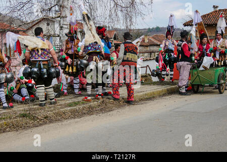 Turia, Bulgarien, 9. März 2019. Masquerade ritual Kukeri, das Böse zu vertreiben. Leute aus dem Dorf tragen großen Glocken und schrecklichen Kostümen. Stockfoto