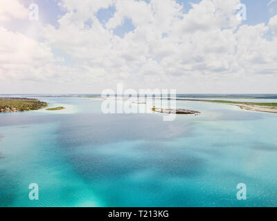 Mexiko, Yucatan, Quintana Roo, Lagune von Bacalar, drone Bild Stockfoto