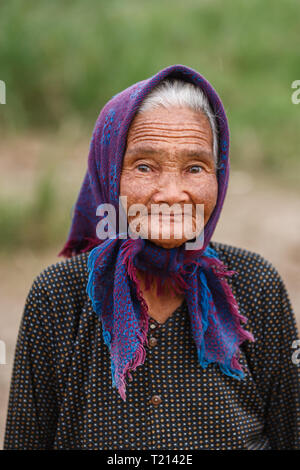 Closeup Portrait eines älteren Vietnamesin mit hübschen blauen Schal in Hoi An, Vietnam