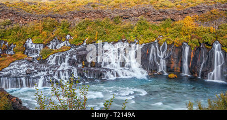 Panoramablick auf den Wasserfall Hraunfossar im frühen Herbst. Island Stockfoto