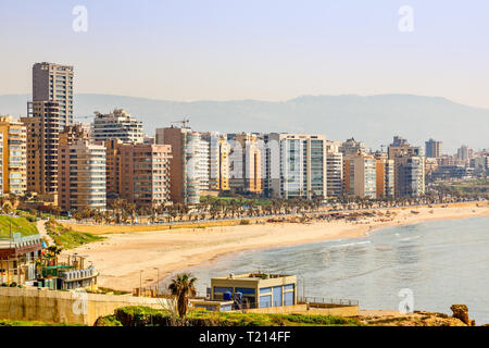 Die Innenstadt von Gebäuden und Türmen mit Straße, Sandstrand und Meer im Vordergrund, Beirut, Libanon Stockfoto