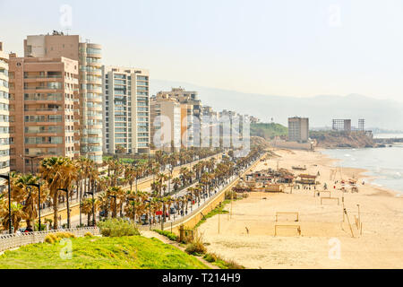 Die Strandpromenade mit modernen Gebäude, Straße, Sandstrand und Meer, Beirut, Libanon Stockfoto