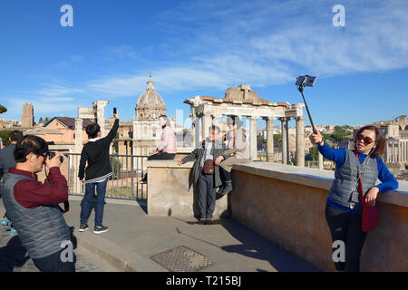 Chinesische Touristen Fotografieren & Selfies vor dem Tempel des Saturn (497 v. Chr.) Forum Romanum, Rom, Italien Stockfoto
