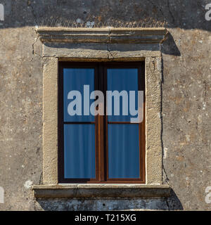 Die alten Fenster auf Mauer aus Stein, für den Hintergrund Stockfoto