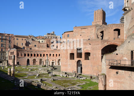 Die Trajan Markt, eine restaurierte Römische Stadt Komplexe & einer der weltweit ältesten Shopping Malls. Neben Trajan Forum, Rom, Italien Stockfoto