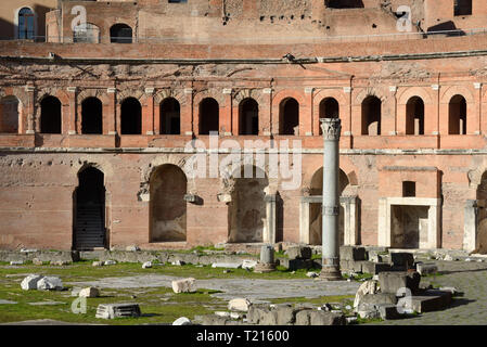 Die Trajan Markt, eine restaurierte Römische Stadt Komplexe & einer der weltweit ältesten Shopping Malls. Neben Trajan Forum, Rom, Italien Stockfoto