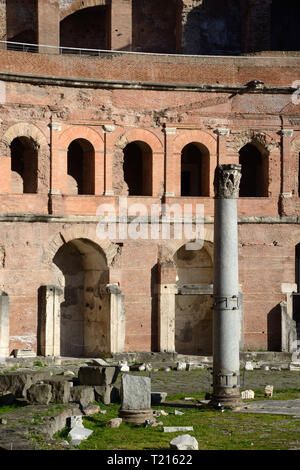 Die Trajan Markt, eine restaurierte Römische Stadt Komplexe & einer der weltweit ältesten Shopping Malls. Neben Trajan Forum, Rom, Italien Stockfoto