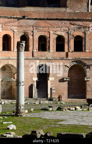 Die Trajan Markt, eine restaurierte Römische Stadt Komplexe & einer der weltweit ältesten Shopping Malls. Neben Trajan Forum, Rom, Italien Stockfoto