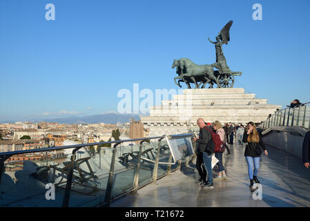 Touristen genießen Sie den Panoramablick über die Dächer von Rom vom Vittorio Emanuele II-Denkmal mit Geflügelten Sieg Skulptur, Rom, Italien Stockfoto