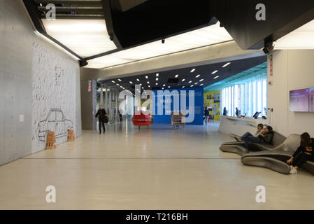 Eingangsbereich, Lobby oder Foyer Innenraum MAXXI Kunst Galerie oder Kunst Museum, National Museum der Kunst des 21. Jahrhunderts, Rom von Zaha Hadid im Jahr 2010 entworfen Stockfoto