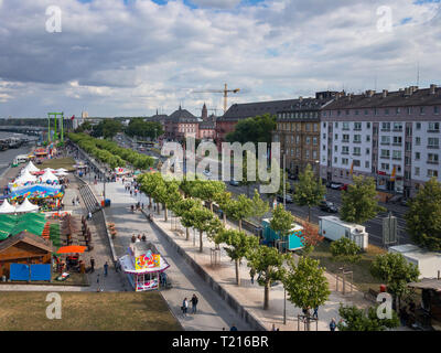 Mainz, Deutschland - 22. Juni 2018: Antenne Stadtbild von Mainz, Deutschland während der St. John's Nacht (Johannisnacht) mit Rheinallee, Kurfürstliche Schloss und,Deuts Stockfoto