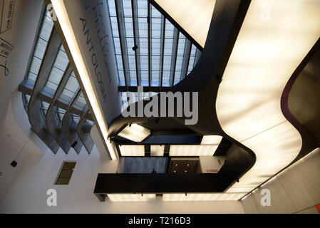 Decke mit künstlicher Beleuchtung im MAXXI Kunst Galerie oder Kunst Museum, National Museum der Kunst des 21. Jahrhunderts, Rom von Zaha Hadid im Jahr 2010 entworfen Stockfoto