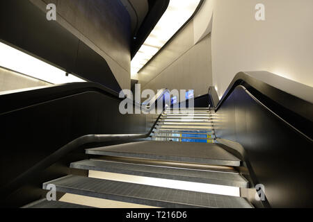 Treppen oder Treppe im MAXXI Kunst Galerie oder Kunst Museum, National Museum der Kunst des 21. Jahrhunderts, Rom von Zaha Hadid im Jahr 2010 entworfen Stockfoto