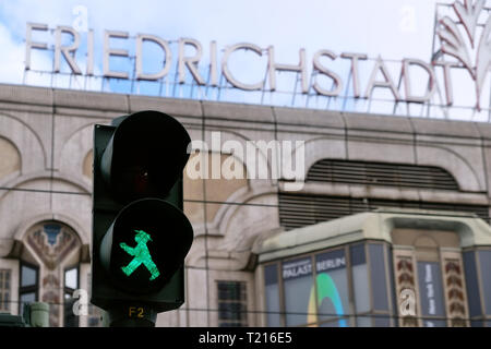 Grüne Ampel Mann vor der Beschriftung der Friedrichstadt Palast in Berlin Mitte. Stockfoto