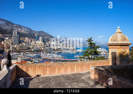 Fürstentum Monaco, Monaco, Monte Carlo, Blick von der Altstadt zum Hafen Stockfoto