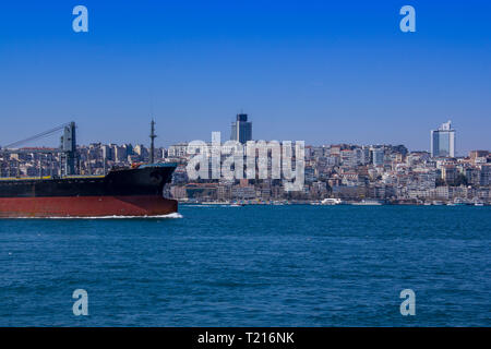 Blick auf Istanbul durch den Bosporus. Blick auf den Bosporus und Schiffe und Lastkähne segeln durch. Stockfoto