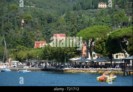 Blick vom Gardasee zu den Villa Albertini in Garda - Italien. Stockfoto