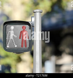 Fußgängerzone signal Licht mit einer kleinen roten Mann, keine Spaziergänge in der Stadt Stockfoto