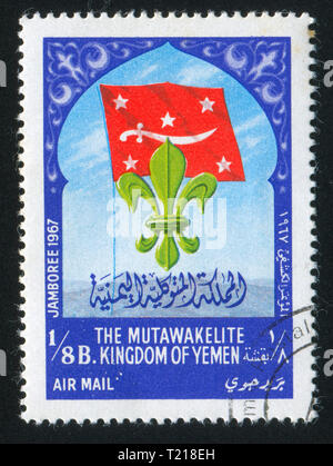 Jemen - ca. 1967: Briefmarke von Jemen gedruckt, zeigt Flagge und Jamboree Emblem, ca. 1967 Stockfoto