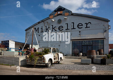 Mikkeller Bier und Garten in der Nähe des Reffen Street Food auf Refshaleøen, Kopenhagen, Dänemark, in der Vorsaison. Stockfoto