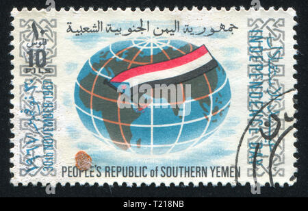 Jemen - ca. 1967: Briefmarke von Jemen gedruckt, zeigt Kugel und Flagge, ca. 1967 Stockfoto