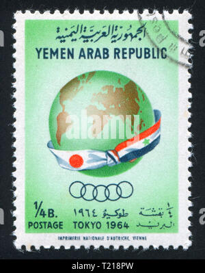 Jemen - ca. 1964: Briefmarke von Jemen gedruckt, zeigt Kugel und die Flagge von Jemen und Japan, ca. 1964 Stockfoto