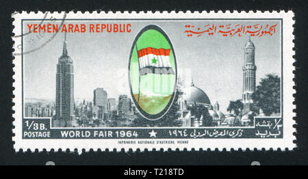 Jemen - ca. 1964: Briefmarke von Jemen gedruckt, zeigt New York World Fair und Flagge Jemen, ca. 1964 Stockfoto
