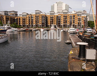 Yachten ankern in St. Katherine Dock in London, England, UK, Europa Stockfoto