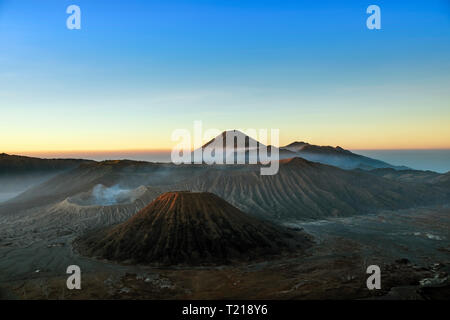Bromo Tengger Semeru National Park zeigt eine rauchen Mount Bromo im Vordergrund und die batok, Widodaren & Semeru Vulkane Stockfoto