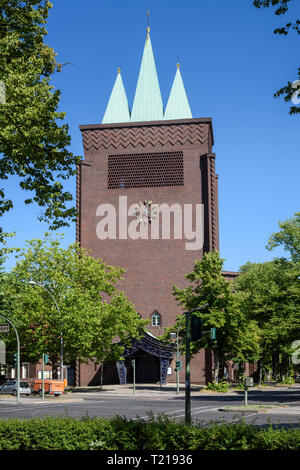 Berlin. Deutschland. Kreuzkirche Schmargendorf, Hohenzollerndamm 130. Erbaut 1927-1929 nach einem Entwurf von Ernst und Günther Paulus. Stockfoto