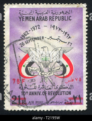 Jemen - ca. 1972: Briefmarke von Jemen gedruckt, zeigt, Wappen und Flagge, ca. 1972 Stockfoto