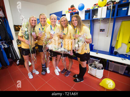 LINKÖPING 2016-08-22 Linköpings FC klar war, das die meisten Spieler in der schwedischen Mannschaft, die erste olympische Medaille im Fußball auf der Seite der Frauen nahmen je. Während Montag, die fünf Helden wurden sowohl durch die Gemeinde und die Mannschaftskameraden an Linköping Arena gelobt. Von links Stina Blackstenius, Fridolina Rolfö, Magdalena Eriksson, Jonna Andersson und Jessica Samuelsson. Foto Jeppe Gustafsson Stockfoto