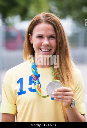 LINKÖPING 2016-08-22 Linköpings FC klar war, das die meisten Spieler in der schwedischen Mannschaft, die erste olympische Medaille im Fußball auf der Seite der Frauen nahmen je. Während Montag, die fünf Helden, hier Jessica Samuelsson, sowohl von der Gemeinde und der Mannschaftskameraden an Linköping Arena gefeiert. Foto Jeppe Gustafsson Stockfoto