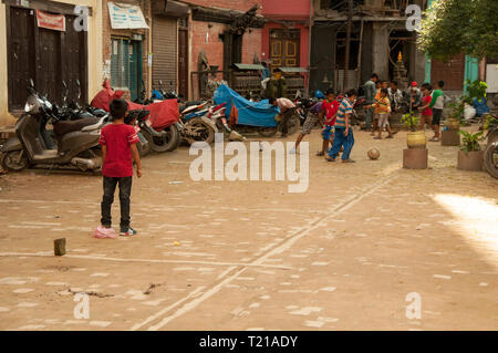 Jungen Fußball spielen in einem Innenhof Kathmandu, Nepal, Asien Stockfoto