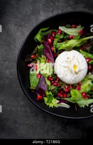 Orientalischer Salat mit Minze, Pistazien, Granatapfel Samen und burrata Käse Stockfoto