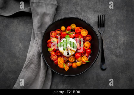 Schüssel Tomatensalat mit burrata Stockfoto