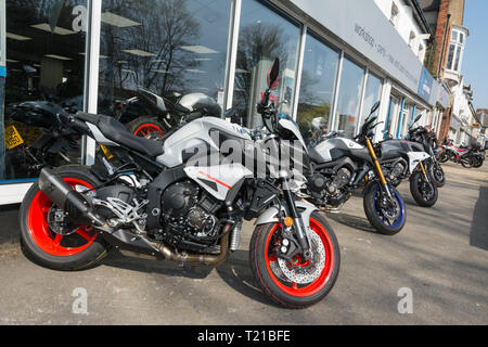 Motorbike Shop in North Camp, Farnborough, Hampshire, Großbritannien, mit einer Reihe von Motorrädern draußen. Der führende Yamaha-Händler im Süden englands Stockfoto