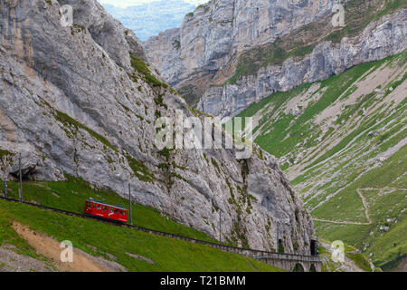 Zahnrad-Bahn auf dem Pilatus, ein Freizeit Berg in der Nähe von Luzern, die 48 % Steigung machen es die steilste Zahnradbahn railw Stockfoto