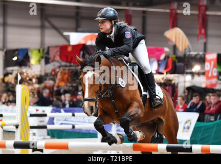 29. März 2019, Thüringen, Erfurt: Lucie Michael nimmt Teil mit dem Pferd Ramira 363 in der Jugend Springen für den Stil springen Test auf der Messe "Reiten-Jagen-Fischen" und "Forst³'. Rund 240 Aussteller aus 11 Ländern präsentieren sich in den Erfurter Messehallen bis zum 31. März. Die neue Messe "Forst³" zu Themen aus der Forst- und Holzwirtschaft gewidmet ist. Foto: Martin Schutt/dpa-Zentralbild/dpa Stockfoto