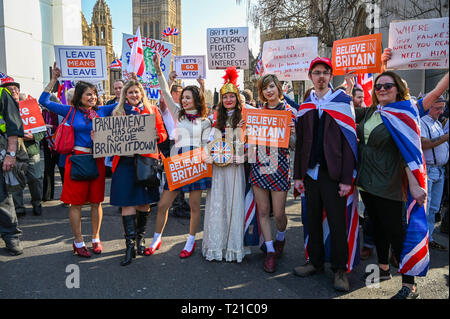 London, Großbritannien. 29 Mär, 2019. Tausende von Pro Brexit Unterstützer melden Sie die Brexiteers Rallye in Parliament Square London heute, wie Sie Ihre Wut auf die EU nicht verlassen heute verursacht Verkehrschaos in der Stadt zeigen. MP's sind heute zu diskutieren, dass das Europäische Parlament an dem Tag, an dem es ursprünglich sein sollte: Simon Dack/Alamy Live-Nachrichten passieren Stockfoto