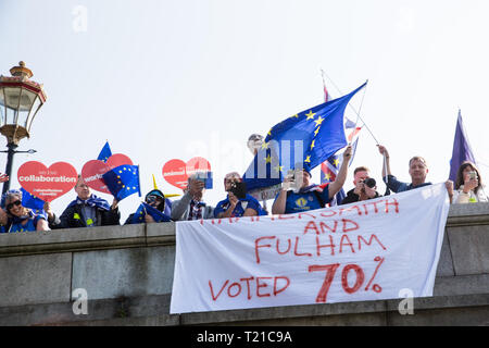 London, Großbritannien. 29 Mär, 2019. Bleiben Unterstützer watch pro-Brexit Aktivisten aus Verlassen bedeutet Verlassen Marsch von Fulham zu einer Kundgebung im Parlament in Westminster auf der abschließenden Etappe der März an dem Tag, an dem das Vereinigte Königreich war ursprünglich der Europäischen Union verlassen zu haben, zu verlassen. Der März war organisiert von Verlassen bedeutet, mit Hilfe von Nigel Farage, als friedlicher Protest "der Tiefe und Breite der Unzufriedenheit mit der Art und Weise zu demonstrieren Brexit gehandhabt wurde, das durch die Regierung. Credit: Mark Kerrison/Alamy leben Nachrichten Stockfoto