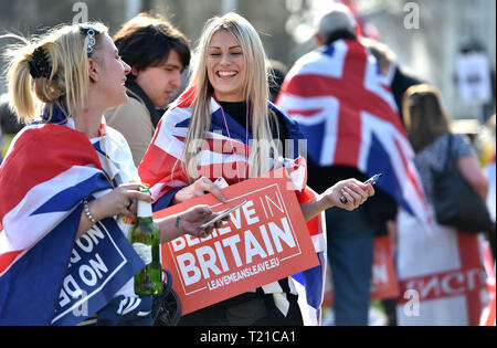 London, Großbritannien. 29 Mär, 2019. Tausende von Pro Brexit Unterstützer melden Sie die Brexiteers Rallye in Parliament Square London heute, wie Sie Ihre Wut auf die EU nicht verlassen heute verursacht Verkehrschaos in der Stadt zeigen. MP's sind heute zu diskutieren, dass das Europäische Parlament an dem Tag, an dem es ursprünglich sein sollte: Simon Dack/Alamy Live-Nachrichten passieren Stockfoto