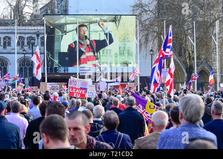 London, Großbritannien. 29. März 2019. Ein riesiger LCD-Bildschirm zeigt Richard Tice, CEO der Asset Management Gruppe Quidnet Capital LLP und Gründer von Verlassen bedeutet Verlassen Adressierung Pro-Leave Anhänger auf einer Kundgebung in Parliament Square am Tag, dass das Vereinigte Königreich durch die Europäische Union zu verlassen. Haben MPs nur gegen die Premierminister Theresa's kann die Auszahlung Vertrag für ein drittes Mal gestimmt. Credit: Stephen Chung/Alamy leben Nachrichten Stockfoto