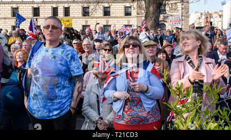 London, Großbritannien. 29. März 2019. Pro-Leave unterstützer Teilnahme an einer Kundgebung in Parliament Square am Tag, dass das Vereinigte Königreich durch die Europäische Union zu verlassen. Haben MPs gegen die Premierminister Theresa's kann die Auszahlung Vertrag für ein drittes Mal gestimmt. Credit: Stephen Chung/Alamy leben Nachrichten Stockfoto