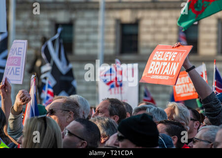 London, Großbritannien. 29. Mär 2019. Ein pro Brexit und Lassen bedeutet Rally verlassen erfolgt, Split zwischen Whitehall (UKIP Anhänger unter der Leitung von Tommy Robinson) und Parliament Square (organisiert von Verlassen bedeutet verlassen). Credit: Guy Bell/Alamy leben Nachrichten Stockfoto