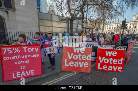 Westminster London, UK. 29. März, 2019. Tausende von Verlassen Unterstützer sammeln außerhalb des Parlaments als MPs Widerrufsrecht deal des Ministerpräsidenten lehnen um 58 Stimmen. März zu sammeln, sammelt im Parlament Platz verlassen zu hören Nigel Farage sprechen. Eine separate machen Brexit Geschehen Rallye findet in Whitehall, organisiert von der UKIP mit der EDL Tommy Robinson. Credit: Malcolm Park/Alamy Leben Nachrichten. Stockfoto