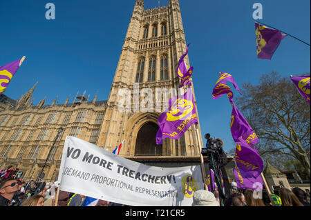 Westminster London, UK. 29. März, 2019. Tausende von Verlassen Unterstützer sammeln außerhalb des Parlaments als MPs Widerrufsrecht deal des Ministerpräsidenten lehnen um 58 Stimmen. März zu sammeln, sammelt im Parlament Platz verlassen zu hören Nigel Farage sprechen. Eine separate machen Brexit Geschehen Rallye findet in Whitehall, organisiert von der UKIP mit der EDL Tommy Robinson. Bild: UKIP Verfechter am College Green mit dem Victoria Tower der Häuser des Parlaments als Hintergrund. Credit: Malcolm Park/Alamy Leben Nachrichten. Stockfoto