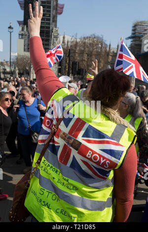 London, Großbritannien. 29 Mär, 2019. An dem Tag, an dem das Vereinigte Königreich war ursprünglich die EU Premierminister Theresa kann auch zu verlassen erlitt ihren dritten Abstimmung Niederlage (für die EU Rückzug Abkommen), die Kein Deal Brexit immer näher, und Brexiteers Protest außerhalb des Parlaments in Westminster, London, England verlassen. Foto von Richard Baker/Alamy Leben Nachrichten. Stockfoto