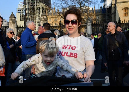 London, Großbritannien. 29. Mär 2019. Tausende pro-Brexit BREXIT Rallye teilnehmen am Parliament Square am 29. März 2019, London, UK. Bild Capital/Alamy leben Nachrichten Stockfoto