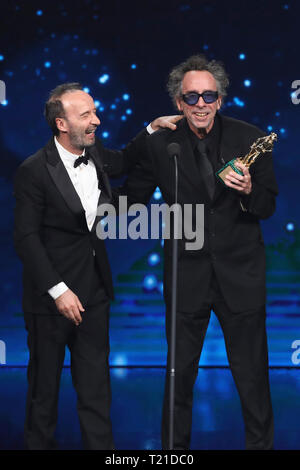 Rom, Italien. 27 Mär, 2019. Rom, Studios, TV-Show '64 David di Donatello'. Im Bild: Roberto Benigni, Tim Burton mit dem David di Donatello Credit: Unabhängige Fotoagentur/Alamy leben Nachrichten Stockfoto